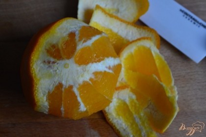 Апельсин почистить от кожуры и нарезать на мелкие кусочки.