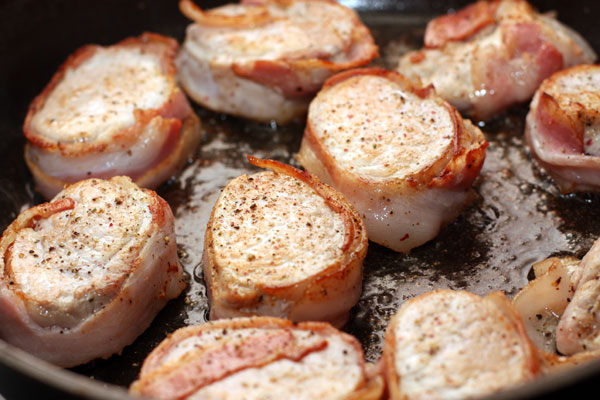 Посыпьте солью и перцем, обжарьте на среднем огне с двух сторон по 1,5-2 минуты с каждой стороны. Положите мясо в теплое место, чтобы оно не остывало, и займитесь соусом.