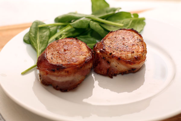 Мясо выложите на тарелку из расчета 2 куска на порцию, к нему подайте соус. Удачным гарниром будет вареный, жареный картофель или овощи.