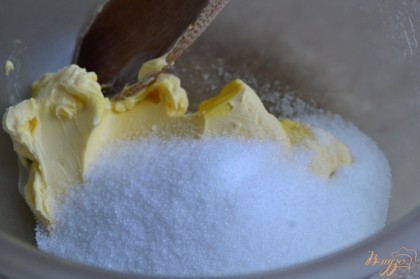 Мягкое масло (можно заменить сливочным маргарином) растереть с сахаром.