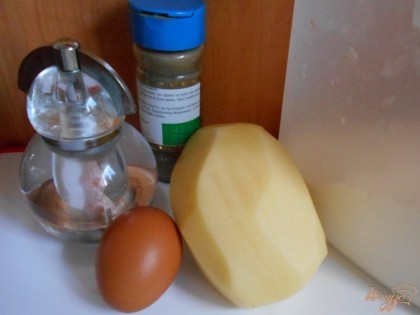 Первым делом отварим картофель в подсоленой воде до готовности.