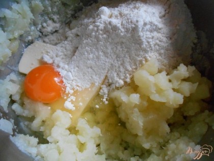 С готового картофеля сольем воду и добавим 1 яйцо, муку, сливочное масло и специи( соль и перец). Хорошо размешаем массу до состояния однородности.