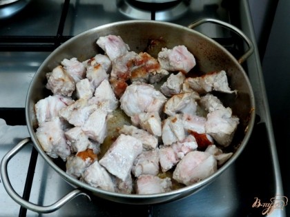 Свинина у нас довольно жирная, поэтому обжариваем мясо без добавления жира. Обжариваем до слегка золотистого цвета.