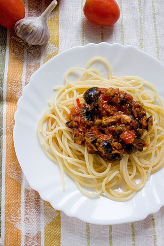 Отварите спагетти  (или что у вас там:) ) в подсоленной воде, перемешайте с соусом.