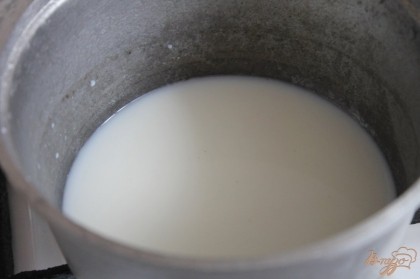 Молоко соединить с водой и закипятить на медленном огне. Добавить сахарную пудру и соль.