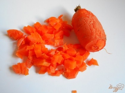 Морковь нарезаем мелким кубиком.