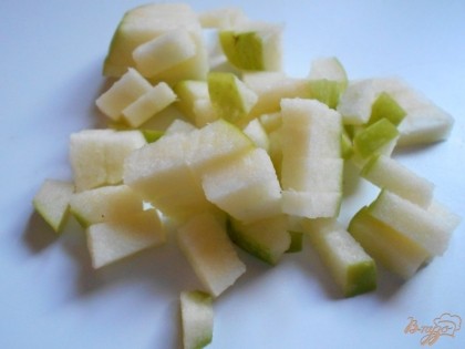 Яблоко нарезаем мелким кубиком и взбрызгиваем соком лимона, чтобы оно не почернело в салате.