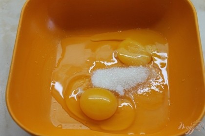 Яйца соединить с сахаром и щепоткой соли, взбить венчиком до растворения сахара и соли.