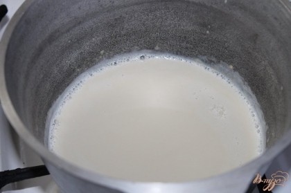 В кипяченое молоко добавить сухие дрожжи, растворить.