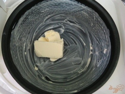 Чашу мультиварки смазываем сливочным маслом. Оставшееся масло оставляем в мультиварке.