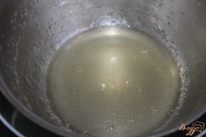 Набухший желатин в воде растворить на водяной бане.