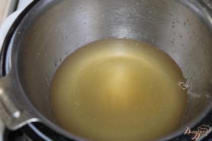 Набухший желатин растворить на водяной бане.