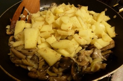 Молодой картофель очистим,нарежем и добавим к грибам.Тушим минут 10 на небольшом огне.