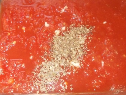 Помидоры натираем на терку и выкладываем в миску. Добавляем все специи : базилик, орегано,чеснок,соль.
