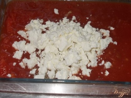 Сыр фету разминаем мелко и добавляем к томатам.