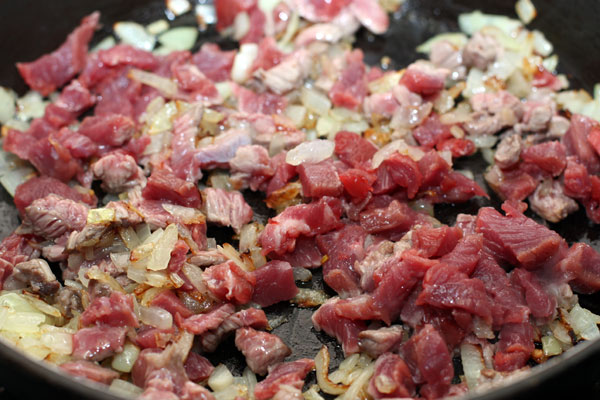 Мясо (вырезка, лопатка, филейный край) нарежьте кубиками 1х1 см или даже мельче и добавьте к луку.