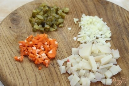 Морковь, лук репчатый, огурец и картофель нарезать мелким кубиком.