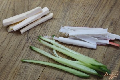 Нарезать крабовые палочки, огурец и сыр соломкой.