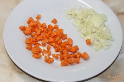 Морковь и лук нарезать мелким кубиком.