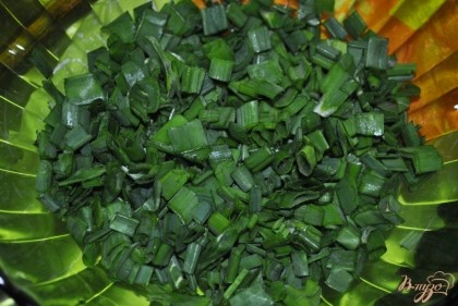 Нарезать зеленый лук