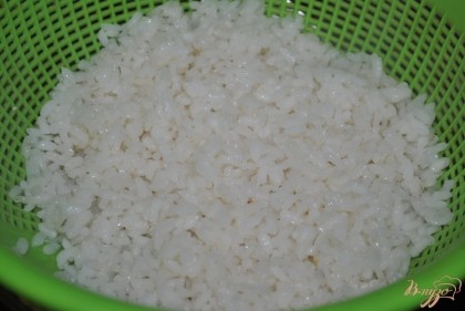 Отварить рис, слить воду