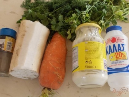 Салат лучше делать из свежего дайкона, тогда он будет сочным. Дайкон и морковь очищаем от верхней кожуры при помощи овощечистки.