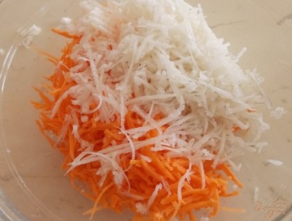 Натираем морковь и дайкон на средней терке.