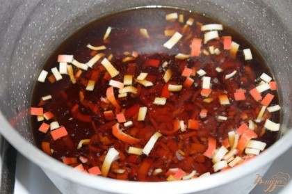 Добавить крабовые палочки в суп, проварить 3 минуты.
