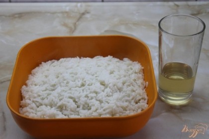 Готовый рис заправить рисовым уксусом. Хорошо перемешать и дать ему остыть.