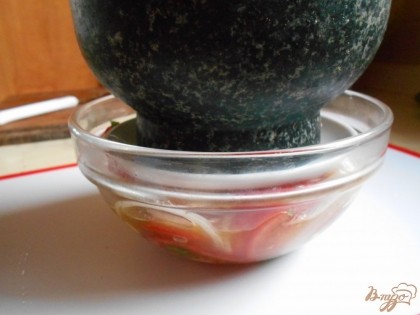 Выложим помидоры в маринад и также перемешаем, добавим сахар. Сверху на помидоры положем небольшое блюдце, а на него что-то тяжелое, чтобы наши помидоры оказались под прессом.