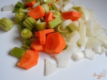 Нарежем морковь, лук -порей и стебли сельдерея.