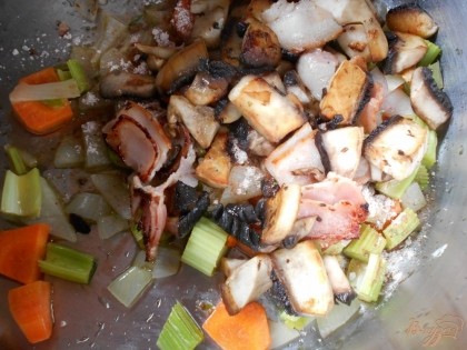 Сначала обжарим овощи, а затем грибы с беконом и поместим их в скороварку.