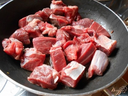 Мясо порежем достаточно крупно и обжарим в сковородке на масле до румяной корочки.