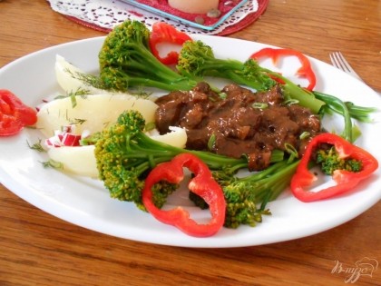 Готово! Готовую говядину по- бургундски можно подавать с рисом, картофелем или овощами. Приятного аппетита!