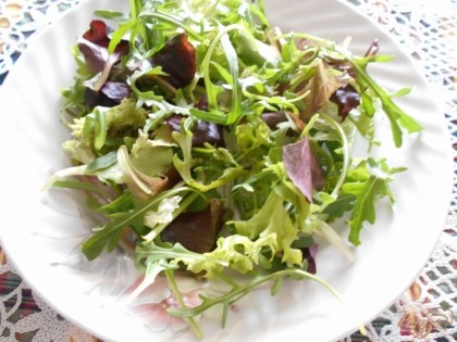 На блюдо выкладываем листья салата ( у меня- салатный микс).