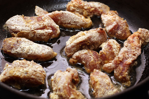 Выкладывайте мясо на разогретую сковороду и жарьте со всех сторон на среднем огне до образования золотистой корочки.