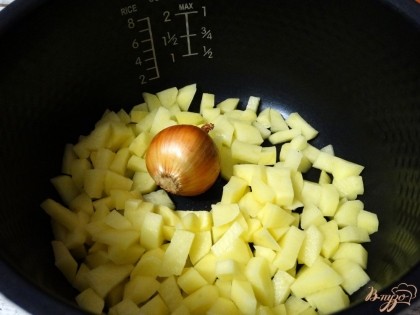 В чашу заложите порезанный картофель и целую луковицу. С лука нужно снять лишь верхнюю часть шелухи, остальной покров луковицы стоит оставить – он придаст кулешу не только аромат, но и золотистый цвет. Залейте эти овощи водой и запустите программу «Суп».