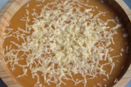 Крем-суп насыпаем в порционные тарелки и добавляем тертый твердый сыр.