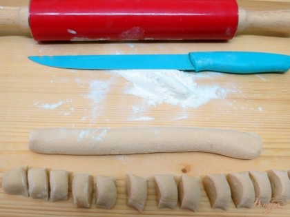 Раскатываем тесто в валик, который разрезаем на кусочки.