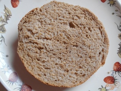 Сухой хлеб выкладываем на тарелку и немного взбрызгиваем водой.