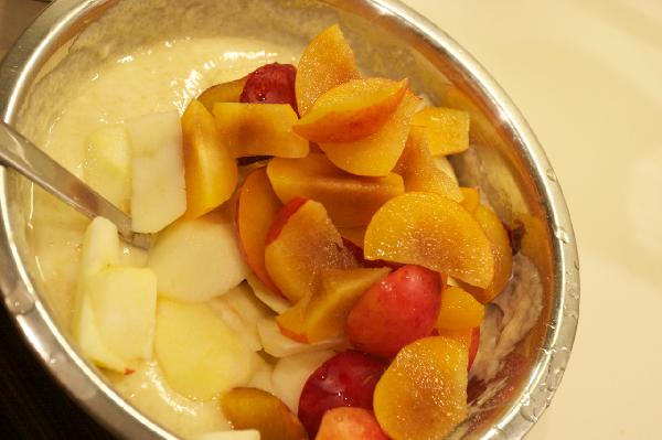 Замешиваем тесто,нарезаем фрукты,перемешиваем.  Выливаем тесто в форму,смазанную маслом и присыпанную манкой или сухарями.    Сливы можно заменить на персики,нектарины,бананы и пр.