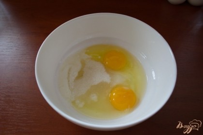 В миску вбейте 2 яйца. Добавьте соль, сахар, разрыхлитель.