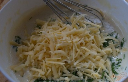 Добавьте натертый сыр. Перемешайте все. Дайте тесту настояться около 15 минут.В тесто перед обжаркой влейте 3 ст. ложки растительного масла и перемешайте.