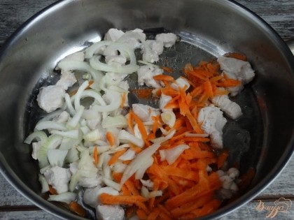 Добавляем порезанный репчатый лук и морковку.