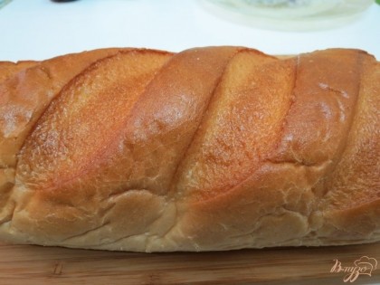 Для приготовления панировочных сухарей берите батон, или хлеб с пшеничной, или ржаной муки. Чем свежее хлебобулочные изделия, тем вкуснее будут сухари.