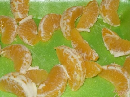 Очищаем апельсины от кожуры и разбираем на дольки. Убираем все перепонки и пленки.