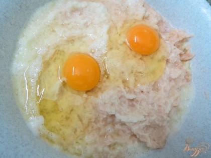 В картофель добавляем яйца.