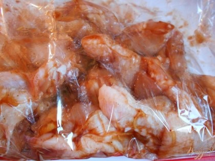 Промаринованные бедрышки выкладываем в пакет для запекания и отправляем в духовку, разогретую до 160 г С, на 30-40 минут.
