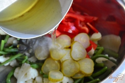Оливковое и подсолнечное масло разогреть до легкого дымка и вылить на овощи. Посолить и посыпать сухим чесноком по вкусу. Перемешать.