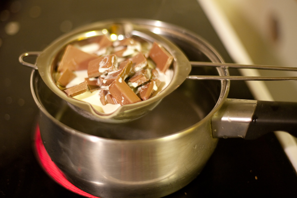 На водяной бане растапливаем шоколад и сливки. Когда шоколад растает, снимите с огня, остудите 5-10 минут и добавьте один за другим 3 желтка.